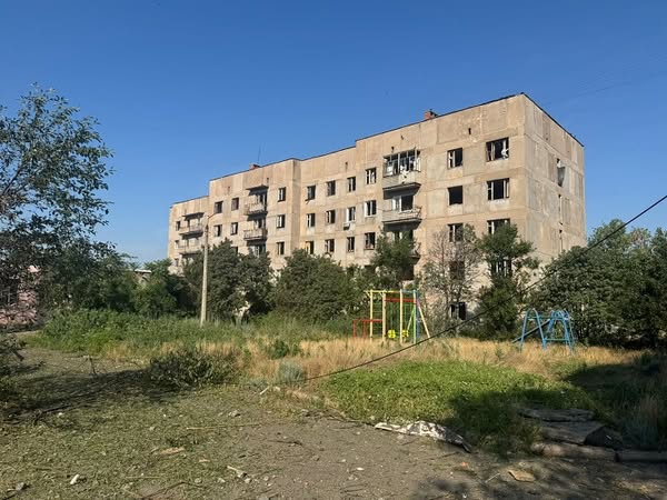 Стаття: У Костянтинівці після російського обстрілу шукають людей під завалами багатоповерхівки