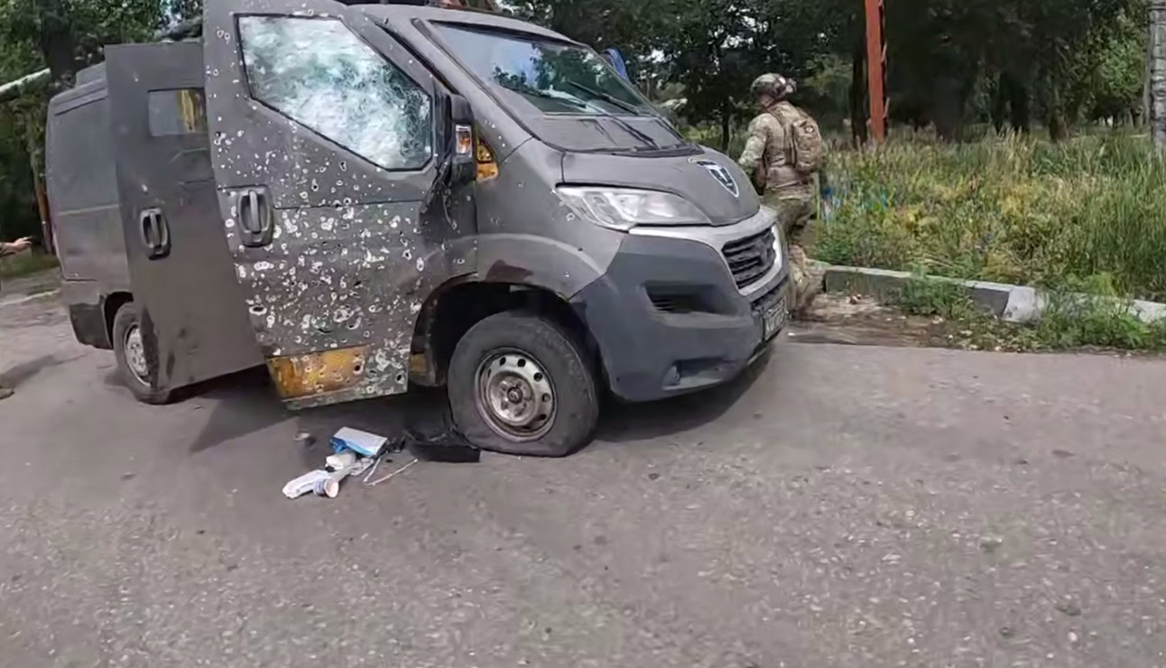 Стаття: Поранений поліцейський екіпажу «Білий янгол» проходить лікування після удару дроном у Покровську