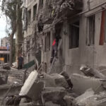 Зображення посту: У Покровську під завалами після обстрілу залишається людина: сусіди самі розбирають руїни