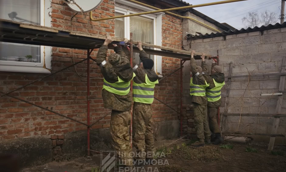 Стаття: Женевські конвенції дозволяють: полонені окупанти відновили будинки в Ізюмі