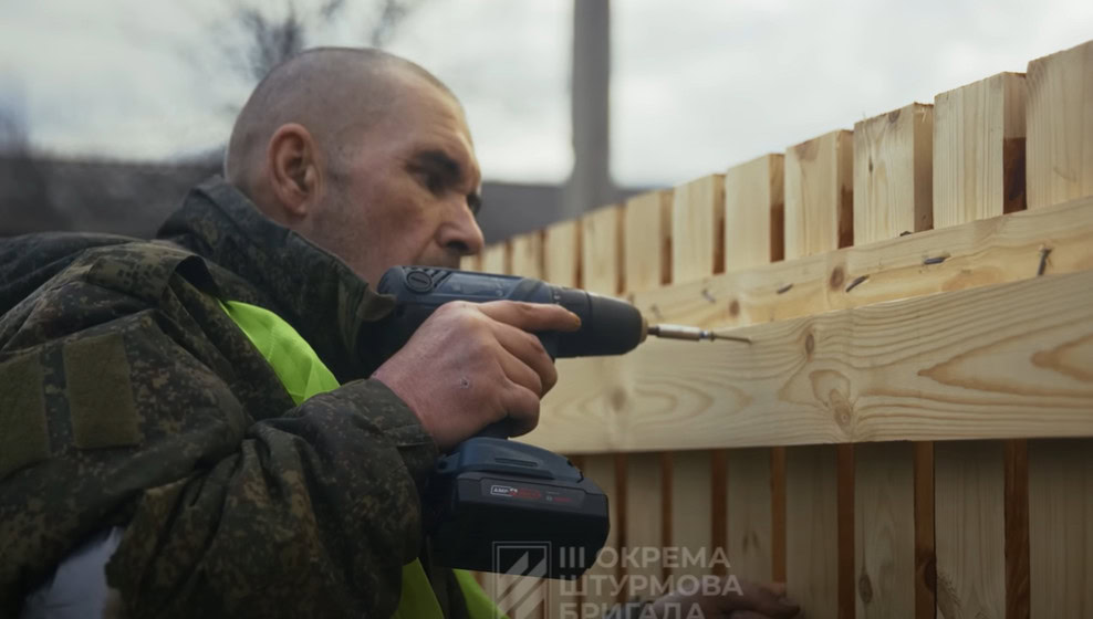 Зображення посту: Женевські конвенції дозволяють: полонені окупанти відновили будинки в Ізюмі