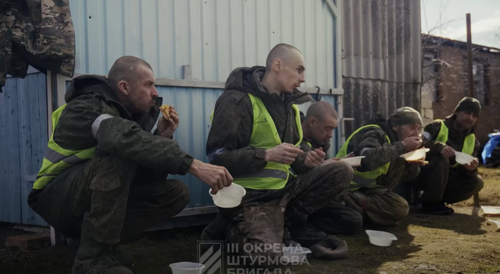 Зображення посту: Женевські конвенції дозволяють: полонені окупанти відновили будинки в Ізюмі