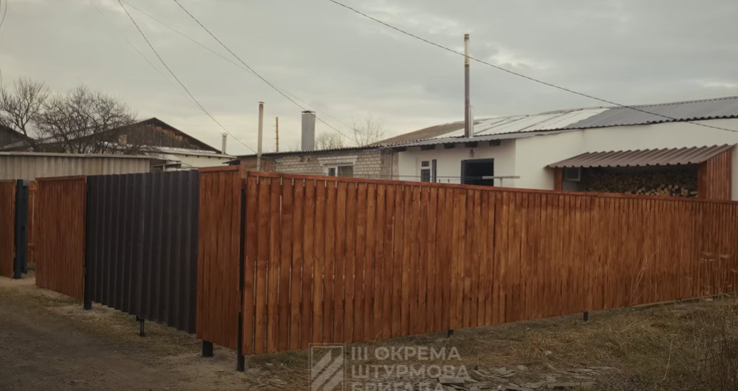 Зображення посту: Женевські конвенції дозволяють: полонені окупанти відновили будинки в Ізюмі