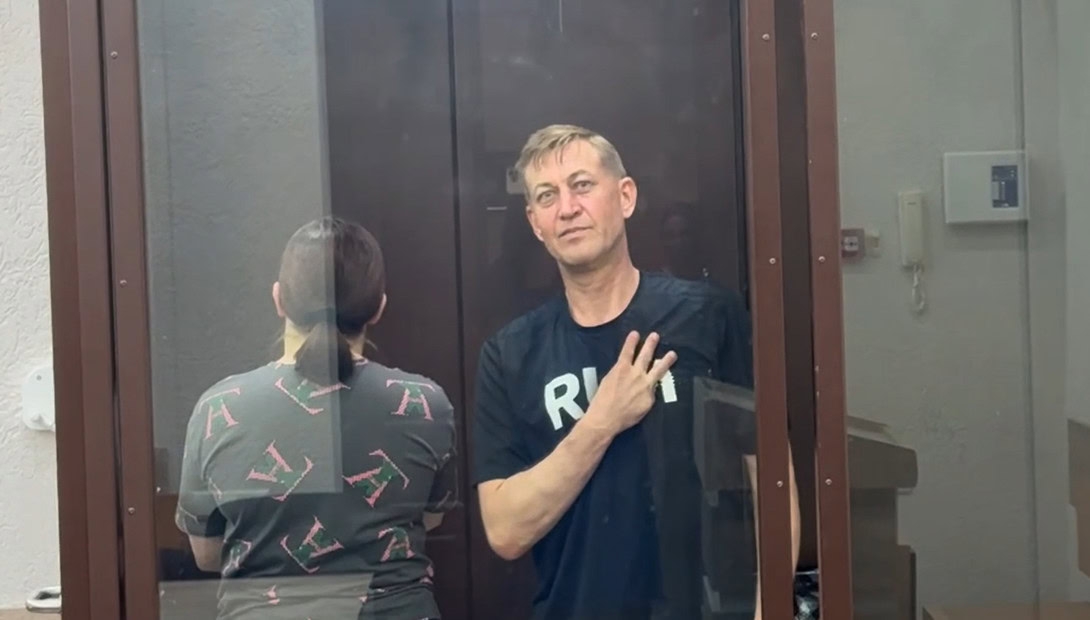 Стаття: Українець показав тризуб під час суду в «ЛНР»