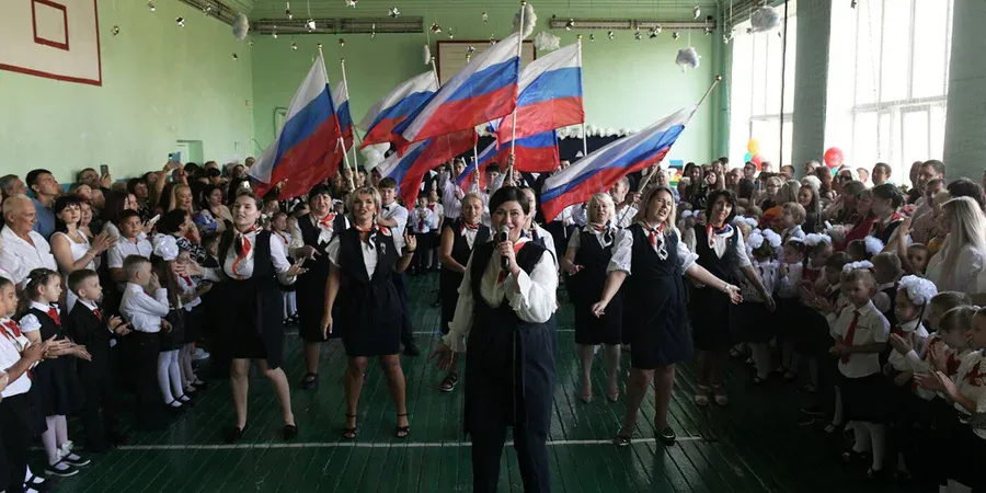 Стаття: Росіяни запроваджують наглядачів для контролю пропаганди у школах в окупації