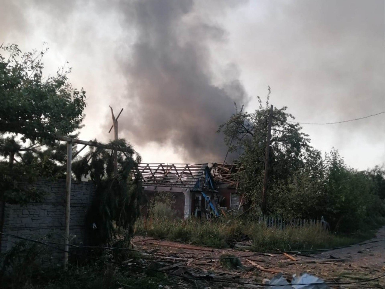 Зображення посту: Окупанти вдарили авіабомбами по житлових кварталах у Покровському районі: є загиблі та поранені