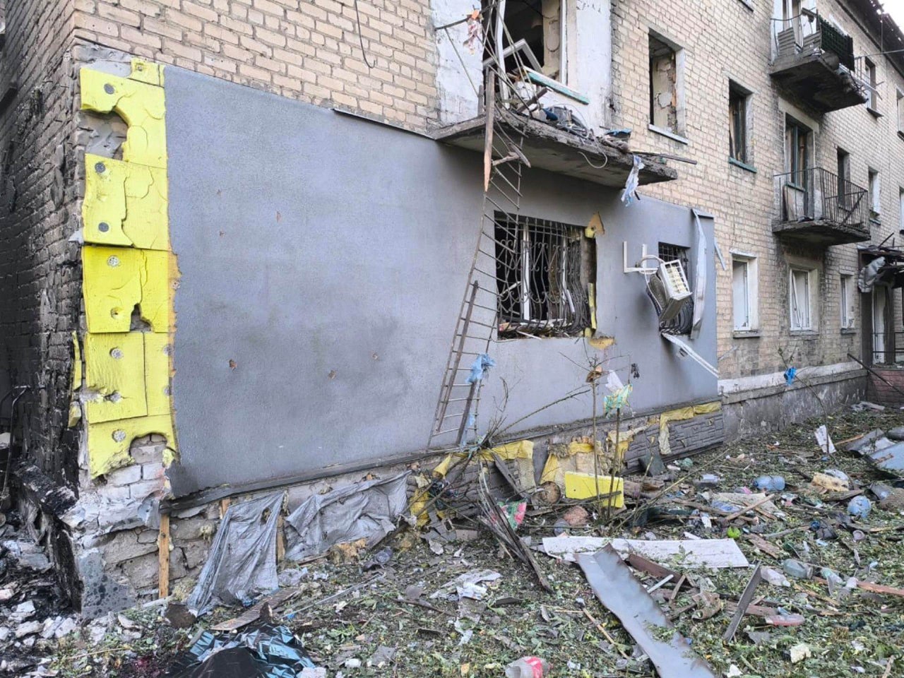 Зображення посту: Окупанти вдарили авіабомбами по житлових кварталах у Покровському районі: є загиблі та поранені