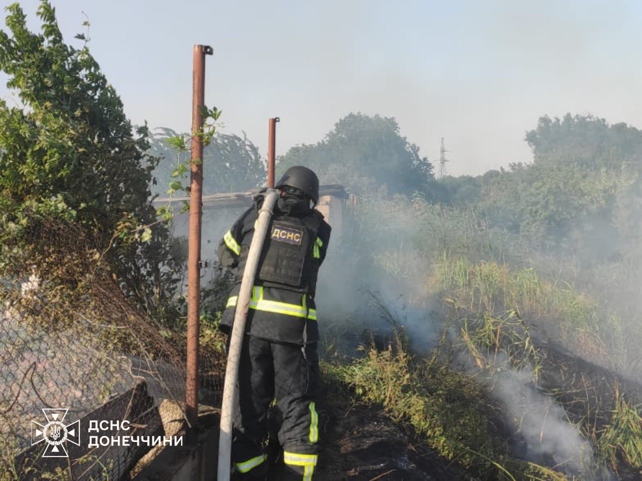 Зображення посту: Унаслідок атаки дронами по Добропіллю постраждали п’ятеро людей, згоріли авто і квартира