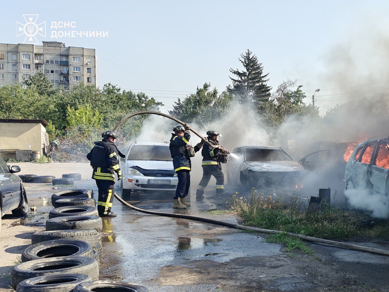 Стаття: Унаслідок атаки дронами по Добропіллю постраждали п’ятеро людей, згоріли авто і квартира