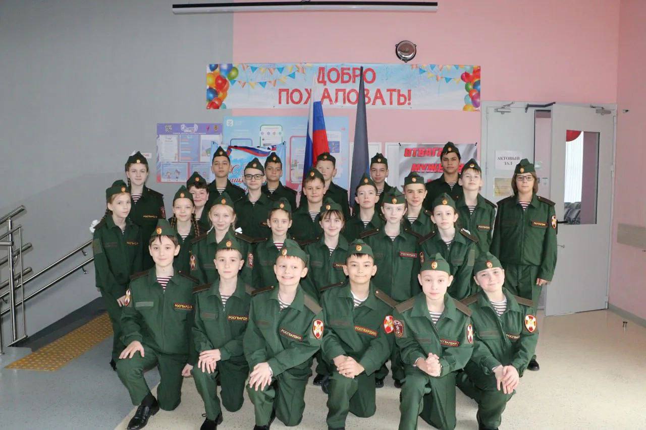 Стаття: В «День захисника Вітчизни» окупанти змусили маріупольських школярів присягнути на вірність Росії