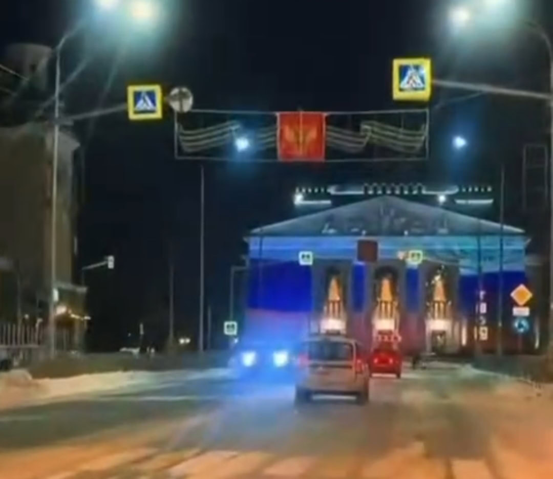 Стаття: У Маріуполі драмтеатр підсвітили кольорами прапора РФ