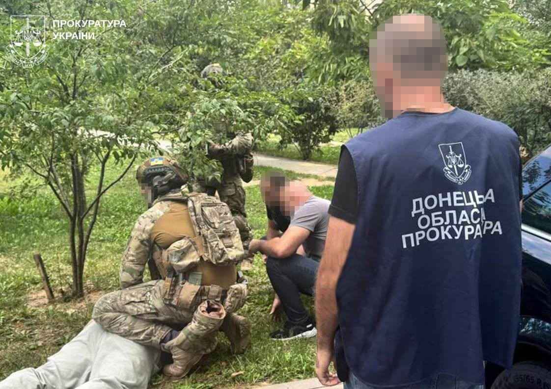 Стаття: Жінку та чотирьох чоловіків обвинувачують у збуті наркотиків на Донеччині