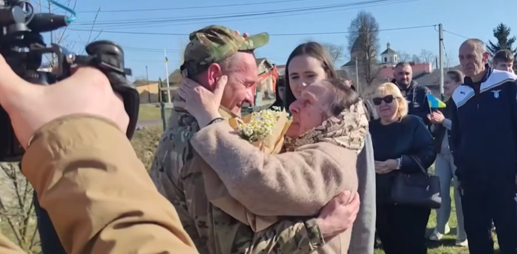 Стаття: Перша зустріч з мамою: військовий Назар Далецький, якого вважали загиблим, повернувся додому після реабілітації