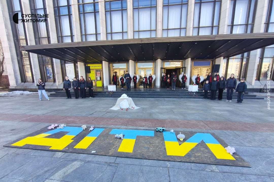 Стаття: До четвертих роковин авіаудару по драмтеатру Маріуполя в Україні пройшли акції пам’яті