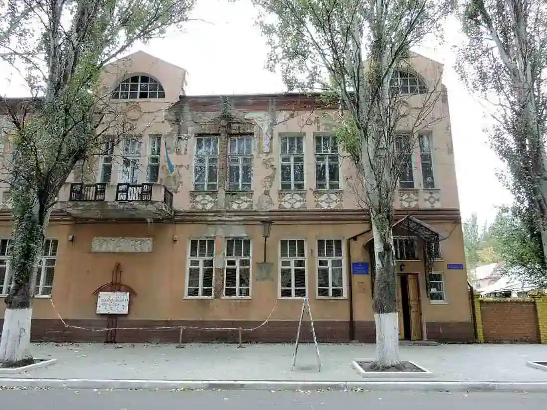 Стаття: Росіяни вивезли експонати Бахмутського музею до Донецька