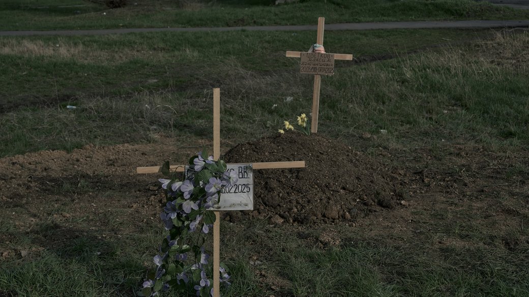 Стаття: В окупованому Маріуполі знайшли приховане поховання, яке з’явилося у 2022 році