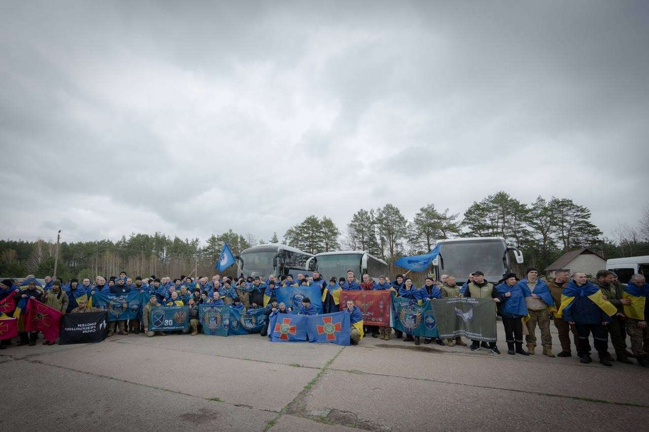 Після чотирьох років полону в Україну повернули 11 азовців